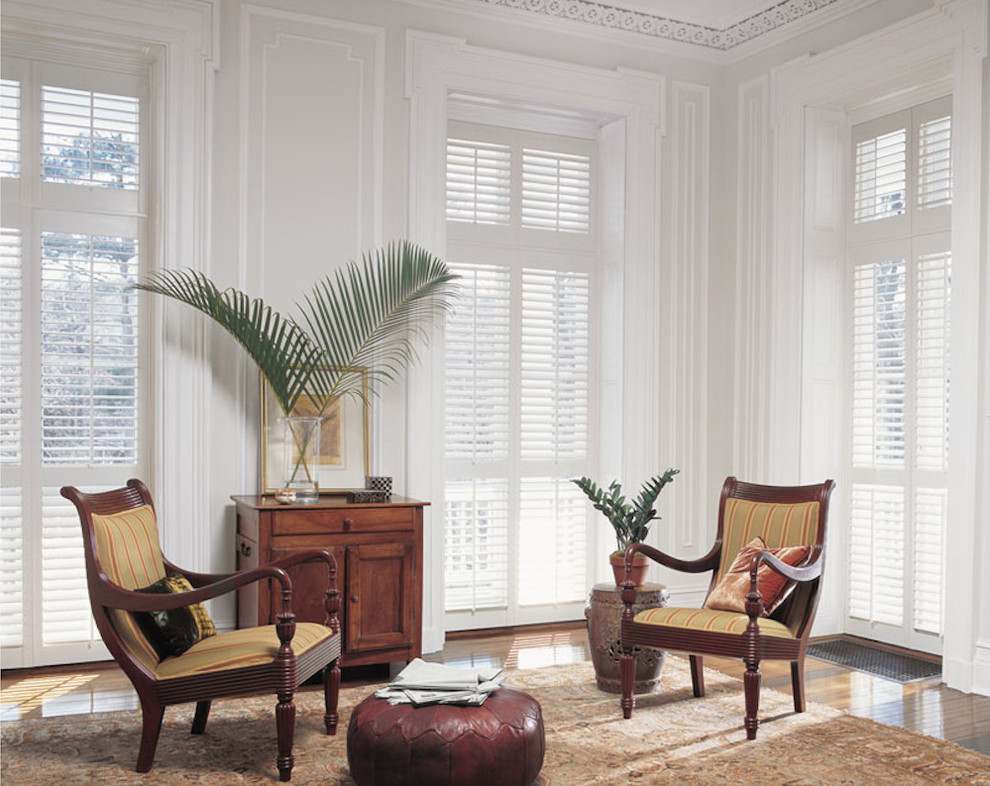 Ispirazione per un grande soggiorno stile marinaro aperto con pareti bianche e pavimento in legno massello medio