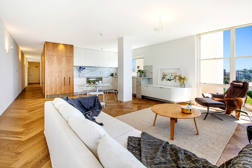 Offenes Modernes Wohnzimmer mit weißer Wandfarbe und hellem Holzboden in Canberra - Queanbeyan