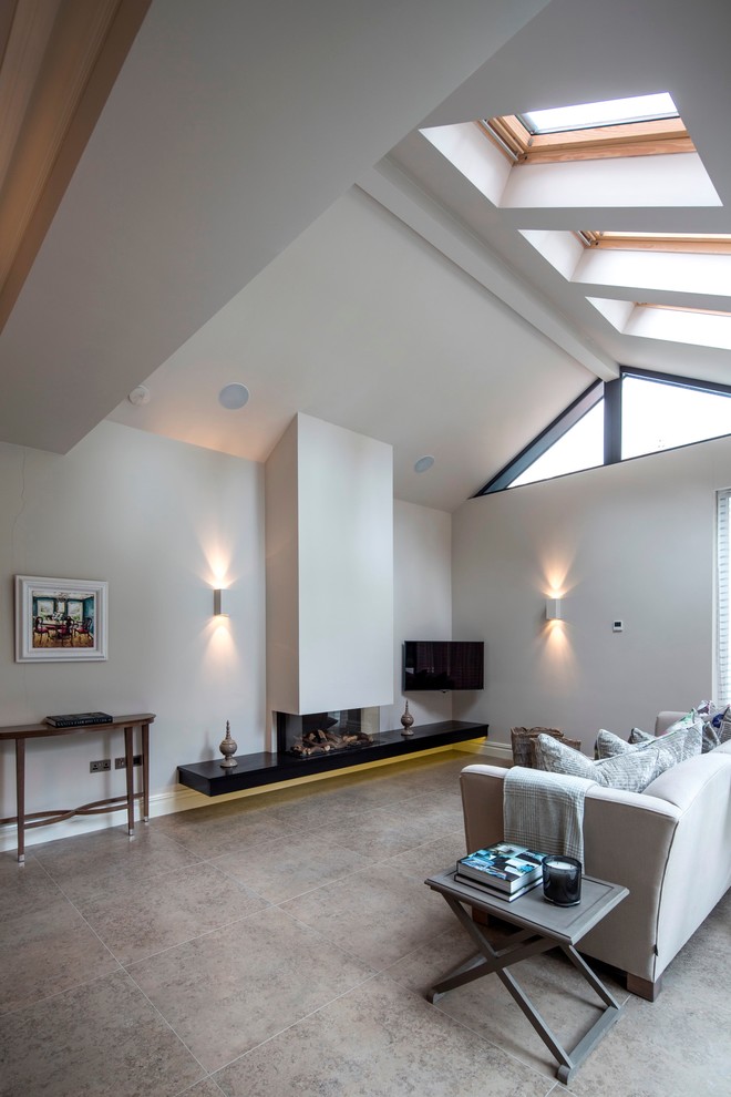Идея дизайна: открытая гостиная комната в современном стиле с белыми стенами, горизонтальным камином и телевизором на стене