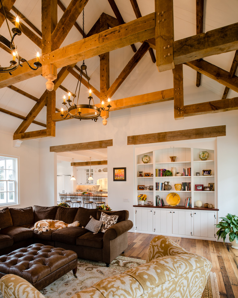 Idee per un grande soggiorno chic chiuso con pareti bianche e pavimento in legno massello medio