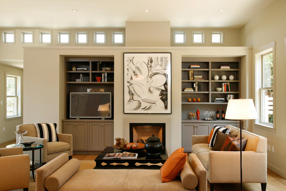 Пример оригинального дизайна: гостиная комната в стиле неоклассика (современная классика) с бежевыми стенами, стандартным камином и ковром на полу