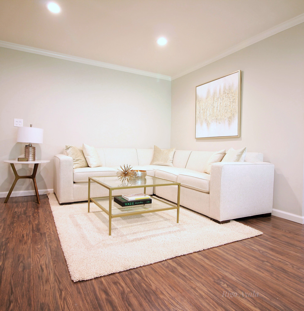 Mittelgroßes, Offenes Modernes Wohnzimmer mit grauer Wandfarbe, braunem Holzboden, Eckkamin, TV-Wand und braunem Boden in New York