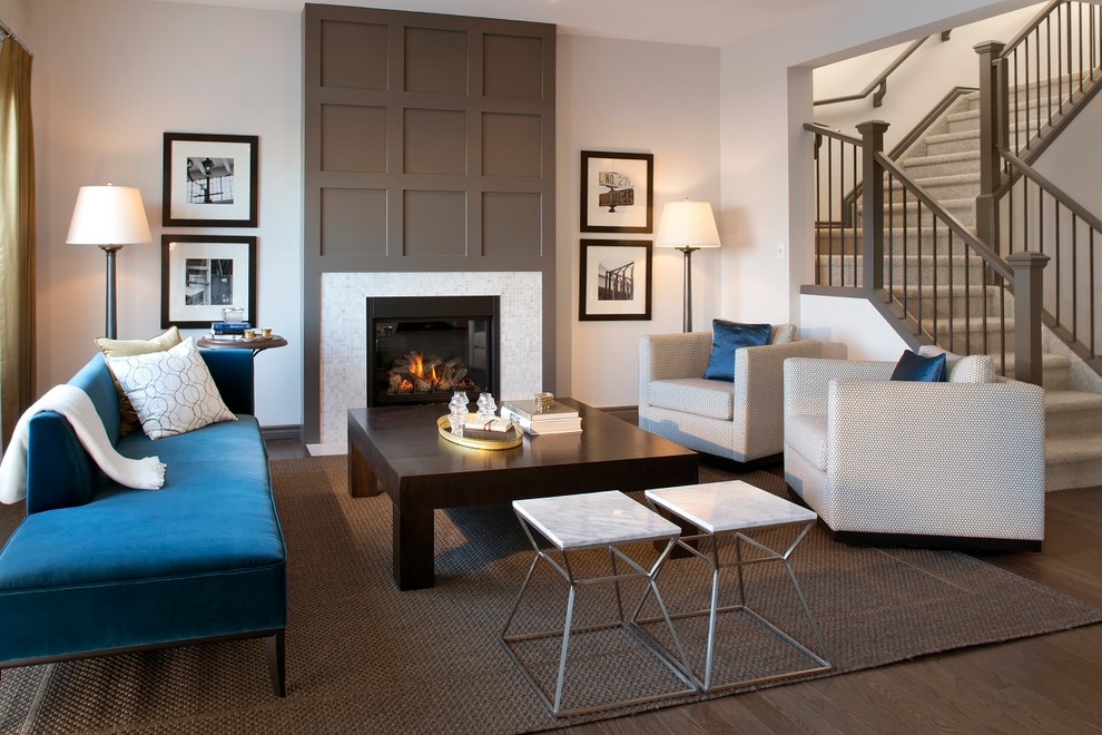 На фото: гостиная комната в современном стиле с стандартным камином без телевизора