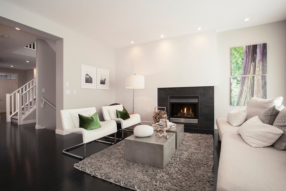 Стильный дизайн: гостиная комната в современном стиле с серыми стенами и черным полом - последний тренд