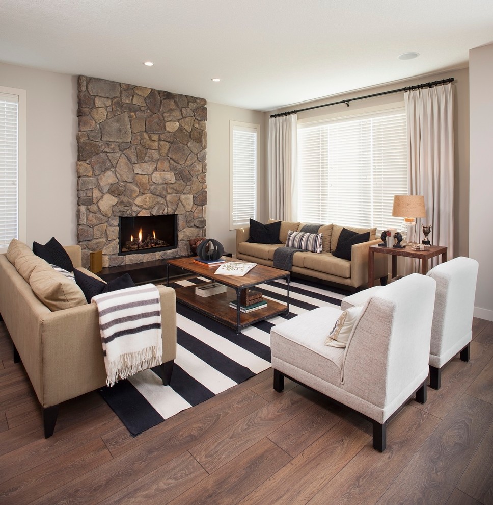 Стильный дизайн: гостиная комната в современном стиле с белыми стенами, стандартным камином и красивыми шторами - последний тренд