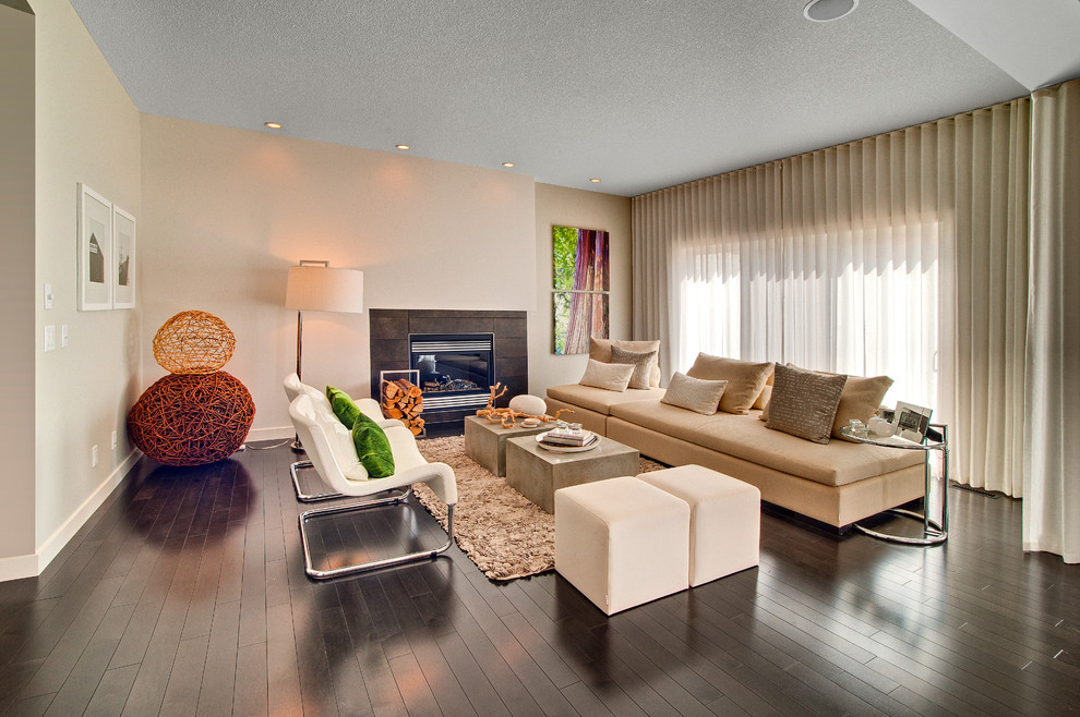 Modernes Wohnzimmer mit beiger Wandfarbe und Kamin in Edmonton