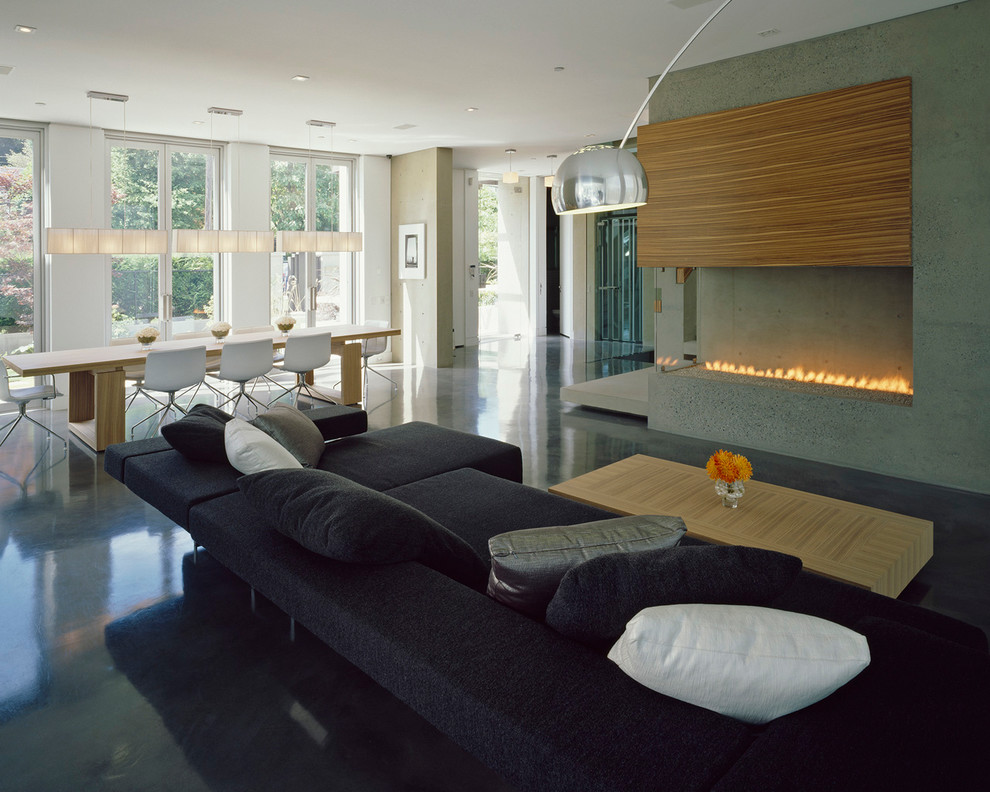 Стильный дизайн: гостиная комната в современном стиле с фасадом камина из бетона - последний тренд