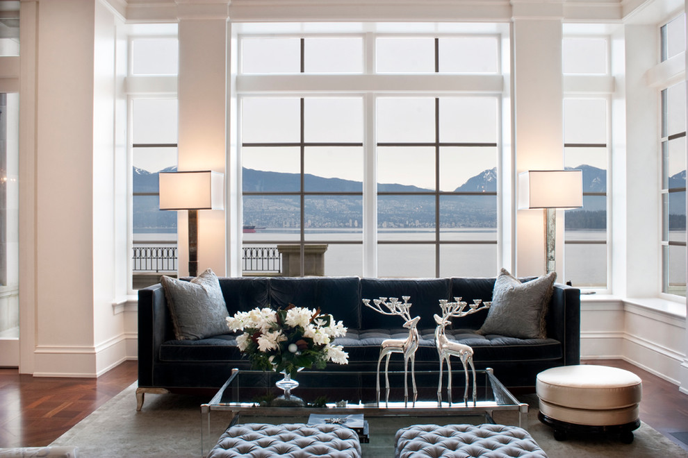 Foto di un soggiorno design con pareti bianche e pavimento in legno massello medio