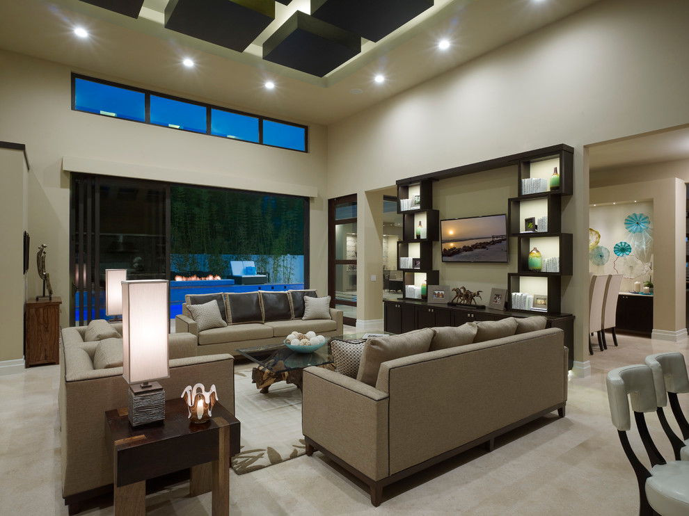 Immagine di un soggiorno design aperto con sala formale, pareti beige e TV a parete