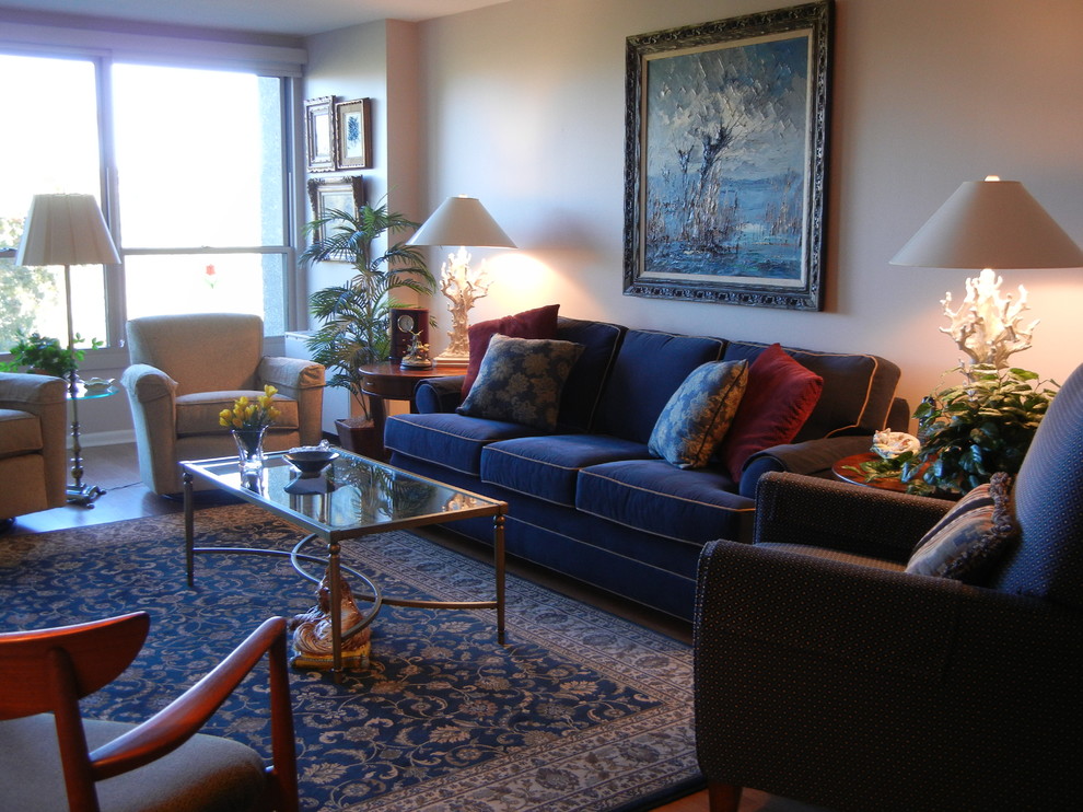 Exemple d'un salon chic de taille moyenne et ouvert avec une salle de réception, un mur beige et un sol en bois brun.