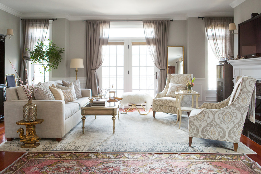 Источник вдохновения для домашнего уюта: гостиная комната в классическом стиле с серыми стенами, стандартным камином и телевизором на стене