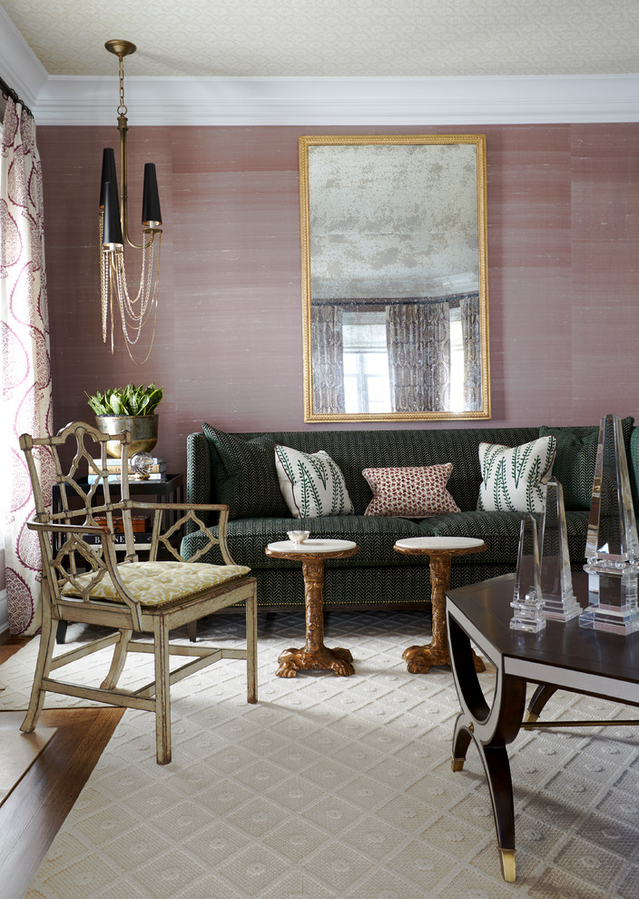 На фото: парадная гостиная комната в классическом стиле с розовыми стенами и темным паркетным полом с