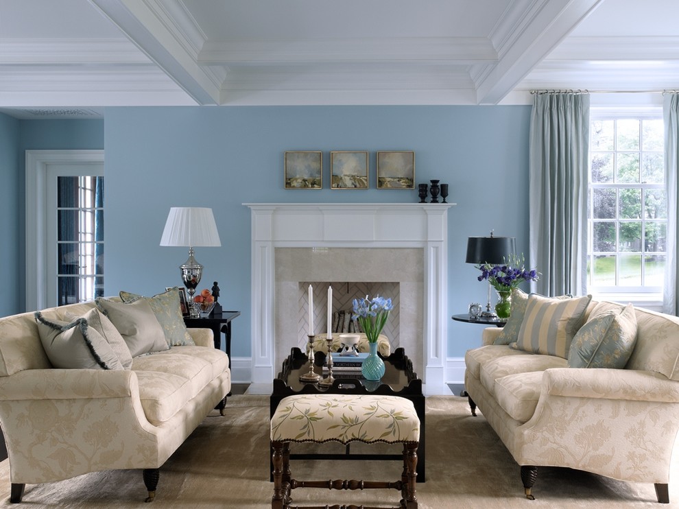 Идея дизайна: большая парадная, изолированная гостиная комната в классическом стиле с синими стенами, темным паркетным полом, стандартным камином и фасадом камина из камня без телевизора