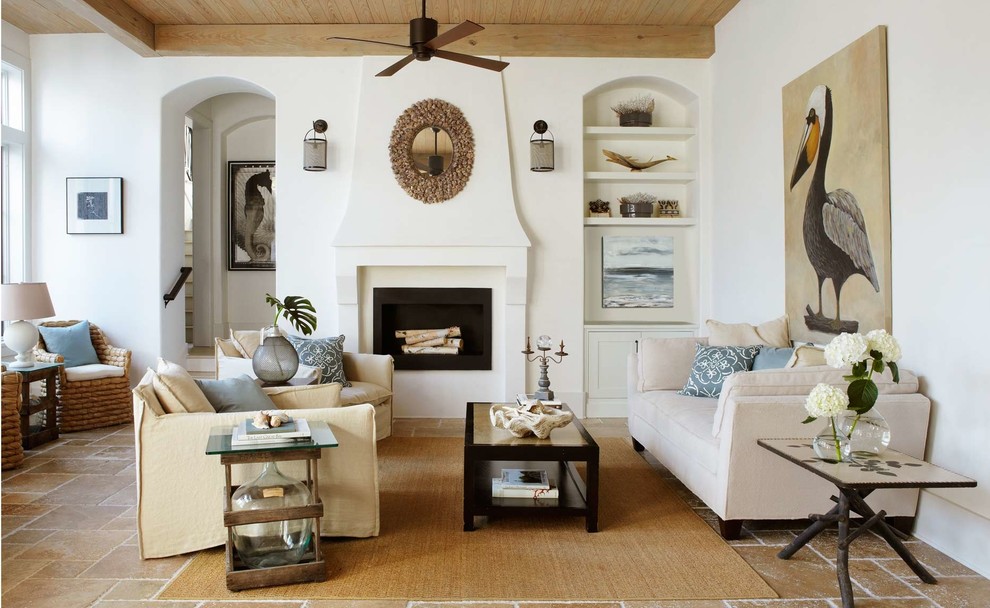 Immagine di un soggiorno stile marinaro con pareti bianche e camino classico