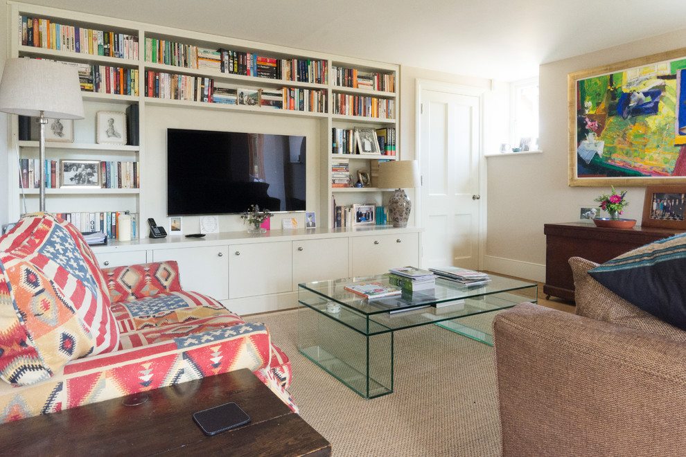 Idee per un piccolo soggiorno minimal chiuso con pareti beige, parquet chiaro, TV a parete e pavimento beige
