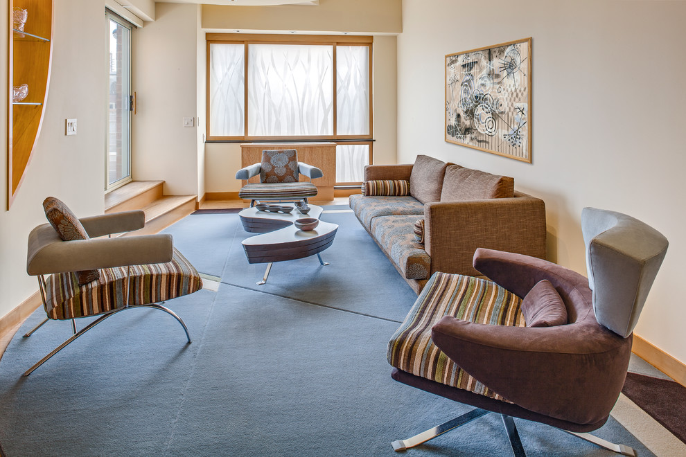 Mittelgroßes, Abgetrenntes Modernes Wohnzimmer mit weißer Wandfarbe, Teppichboden und blauem Boden in San Francisco