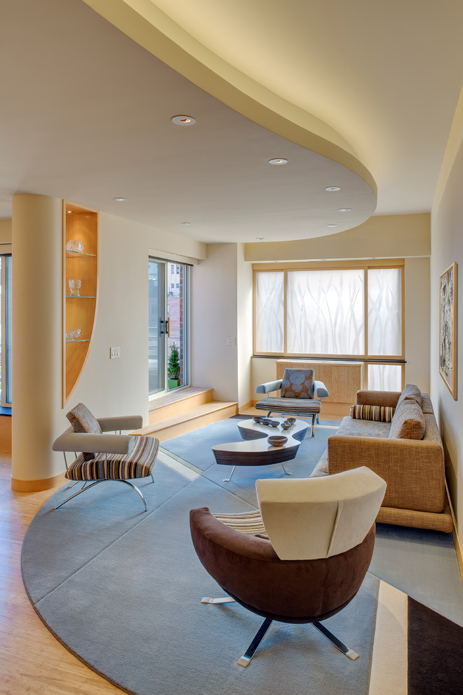 Foto di un soggiorno minimal di medie dimensioni e chiuso con pareti bianche, moquette e pavimento blu