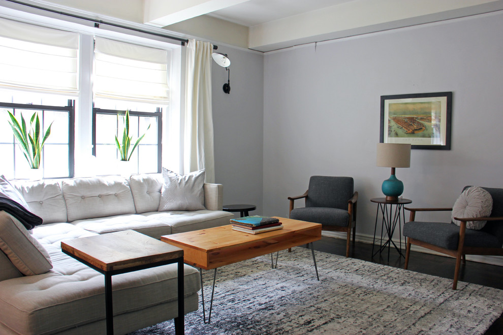 Exempel på ett litet retro separat vardagsrum, med grå väggar, mörkt trägolv och en fristående TV