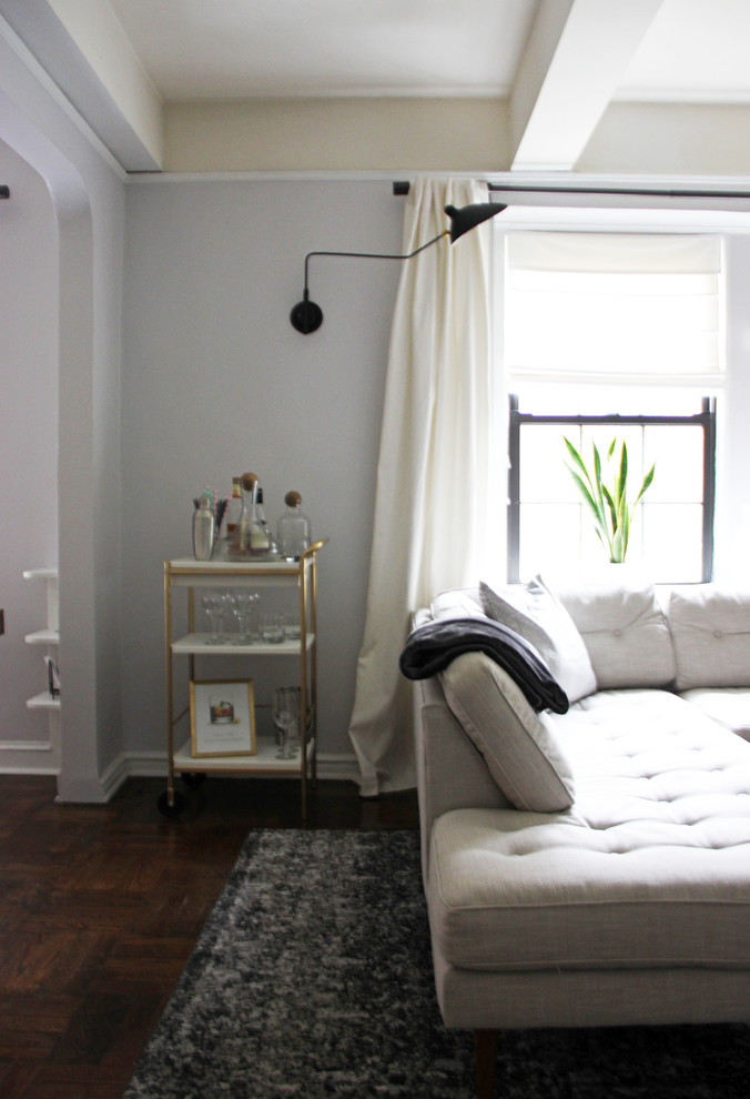 Свежая идея для дизайна: маленькая изолированная гостиная комната в стиле ретро с серыми стенами, темным паркетным полом и отдельно стоящим телевизором без камина для на участке и в саду - отличное фото интерьера