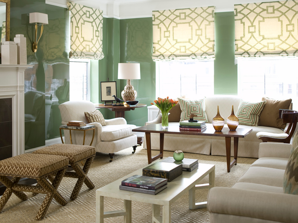 Cette image montre un grand salon design ouvert avec un mur vert et parquet foncé.