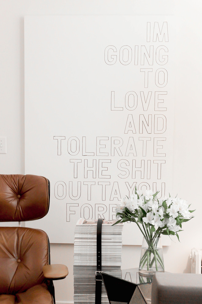 Immagine di un piccolo soggiorno eclettico chiuso con pareti bianche, pavimento in legno massello medio e TV a parete