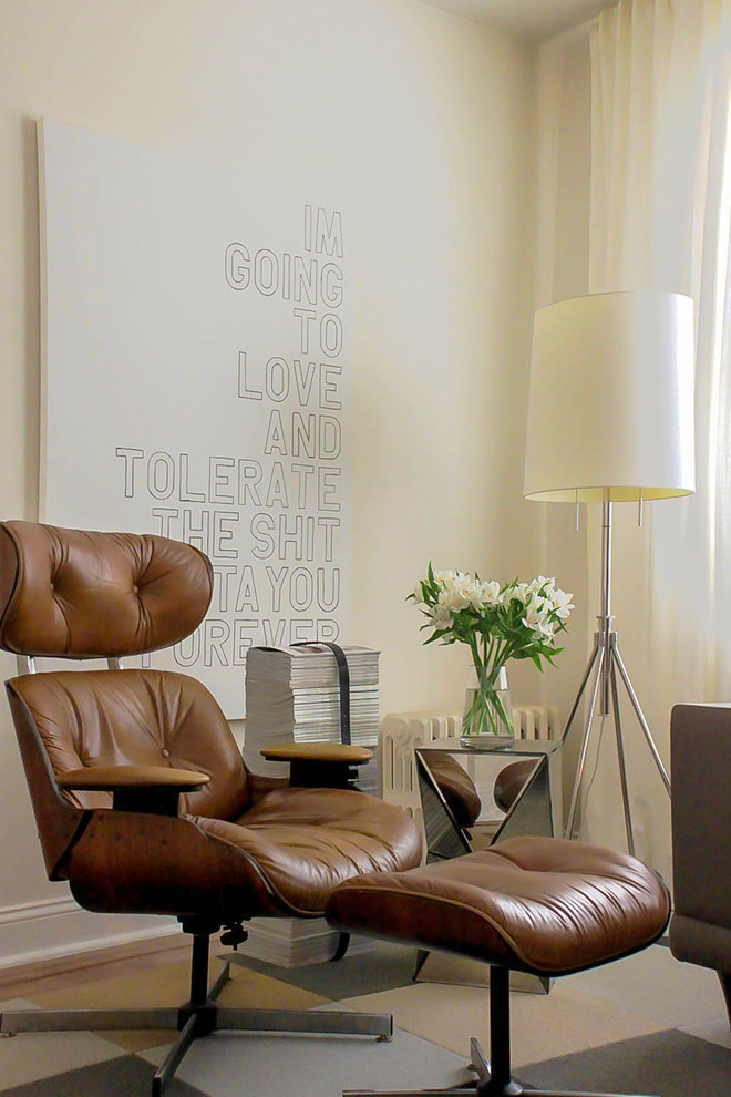 Modelo de salón cerrado ecléctico pequeño con paredes blancas, suelo de madera en tonos medios y televisor colgado en la pared