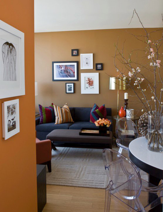 Aménagement d'un salon de taille moyenne et ouvert avec une salle de réception, un mur orange, un sol en bois brun, aucune cheminée et un téléviseur dissimulé.