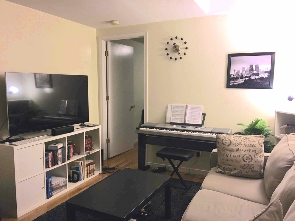 Idee per un piccolo soggiorno minimalista chiuso con pareti beige, pavimento in bambù e TV autoportante
