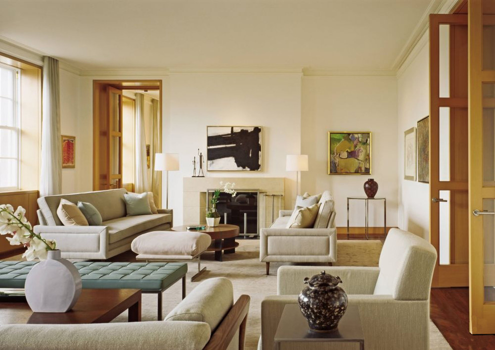 Repräsentatives, Abgetrenntes Klassisches Wohnzimmer mit weißer Wandfarbe, dunklem Holzboden, Kamin und Kaminumrandung aus Stein in New York