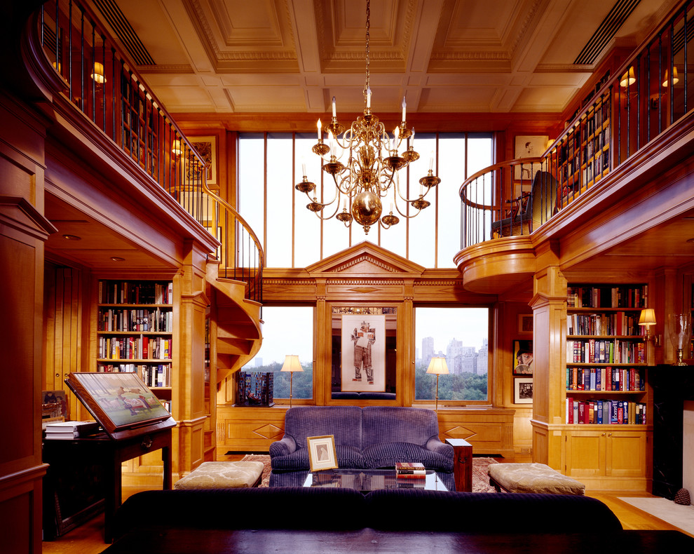 Idée de décoration pour un très grand salon tradition ouvert avec une bibliothèque ou un coin lecture, un mur marron, parquet clair et aucun téléviseur.