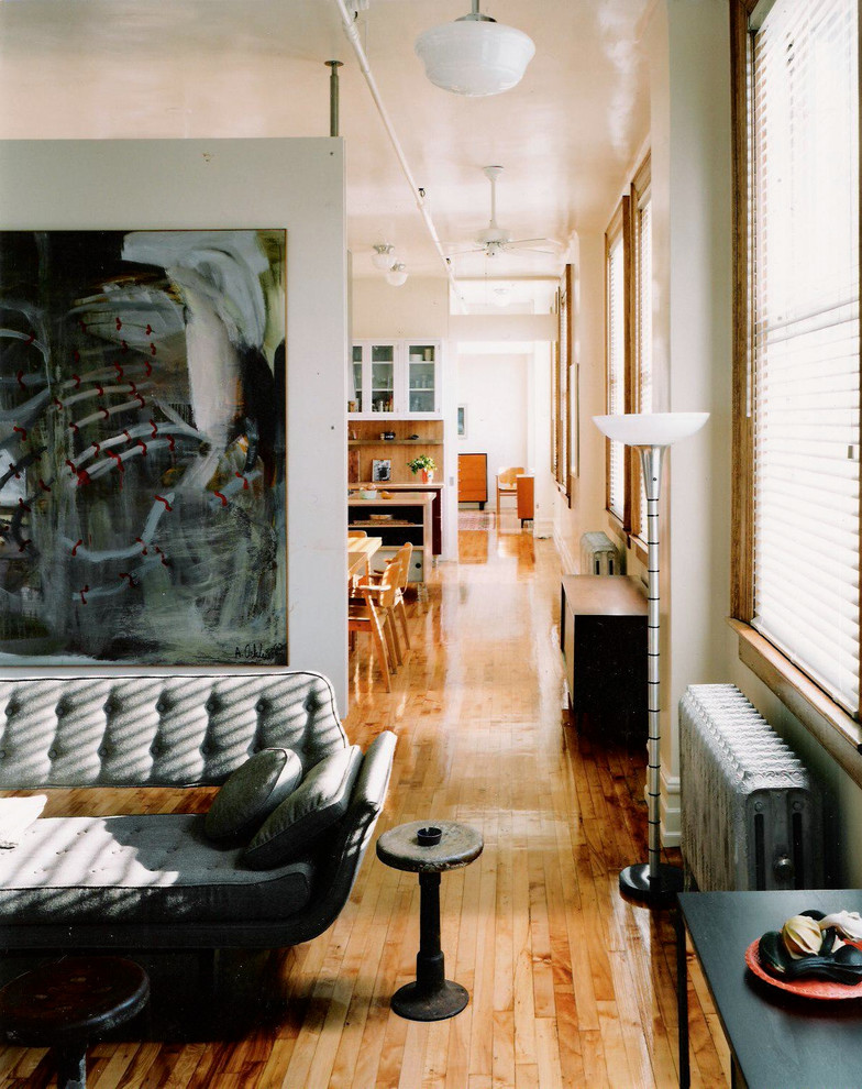 Foto di un soggiorno moderno di medie dimensioni e stile loft con pareti bianche e parquet chiaro
