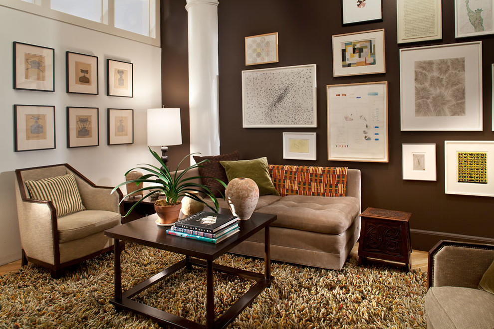 На фото: гостиная комната в современном стиле с коричневыми стенами с