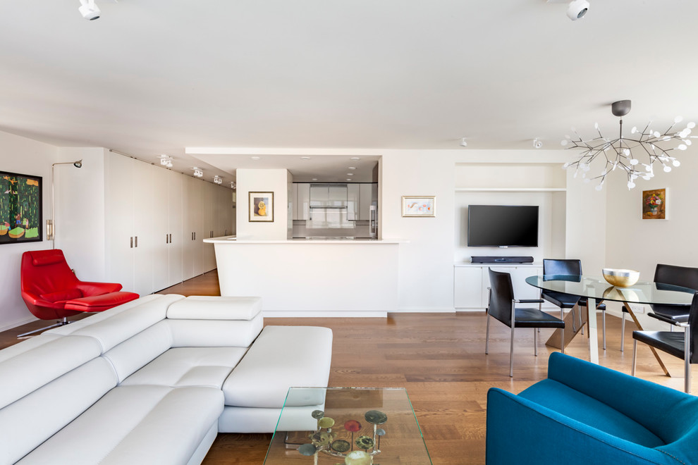 Immagine di un ampio soggiorno minimalista aperto con sala formale, pareti bianche, parquet chiaro, camino classico e cornice del camino in metallo