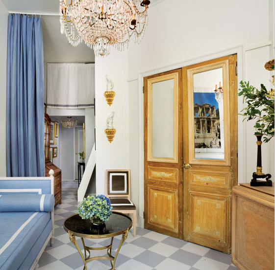 Foto de salón para visitas abierto tradicional con paredes blancas, suelo de madera pintada y televisor retractable