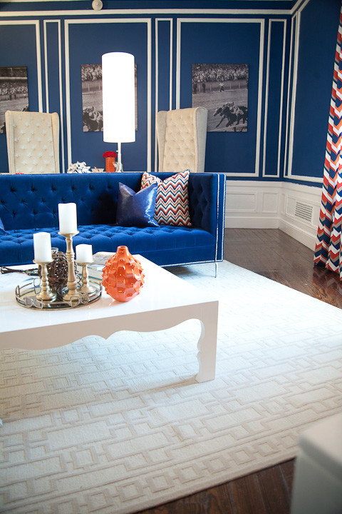 Идея дизайна: гостиная комната в стиле модернизм с синими стенами