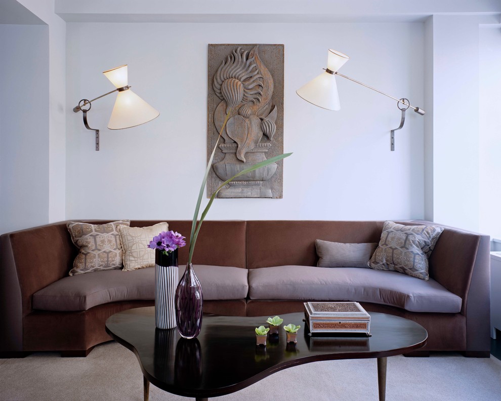 Свежая идея для дизайна: гостиная комната в современном стиле с белыми стенами и ковровым покрытием - отличное фото интерьера