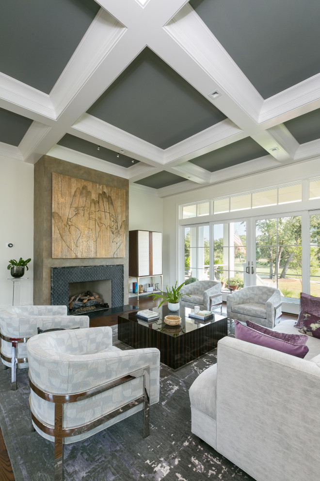 Offenes Modernes Wohnzimmer mit weißer Wandfarbe, dunklem Holzboden, Kamin, braunem Boden und Kassettendecke in Charleston