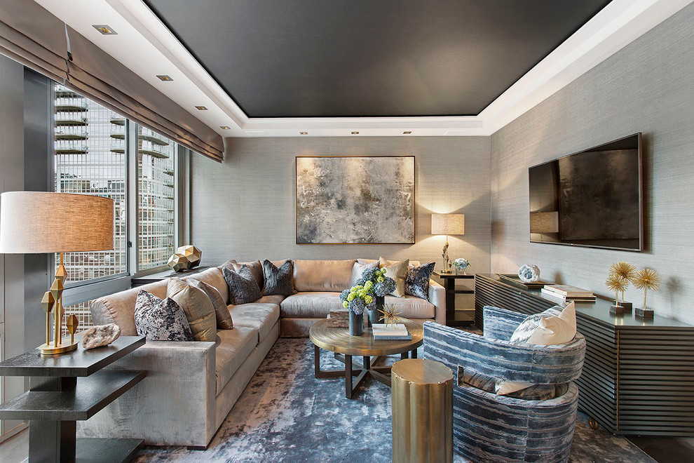 Стильный дизайн: гостиная комната среднего размера в стиле неоклассика (современная классика) с серыми стенами и темным паркетным полом - последний тренд
