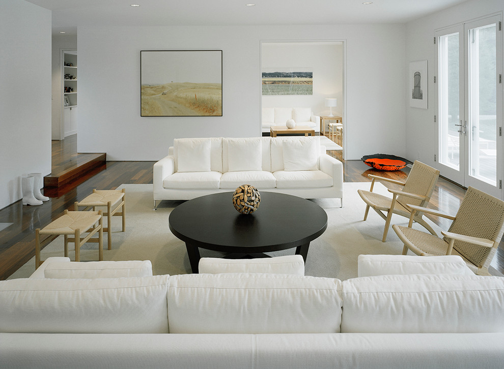 На фото: гостиная комната в современном стиле с белыми стенами с