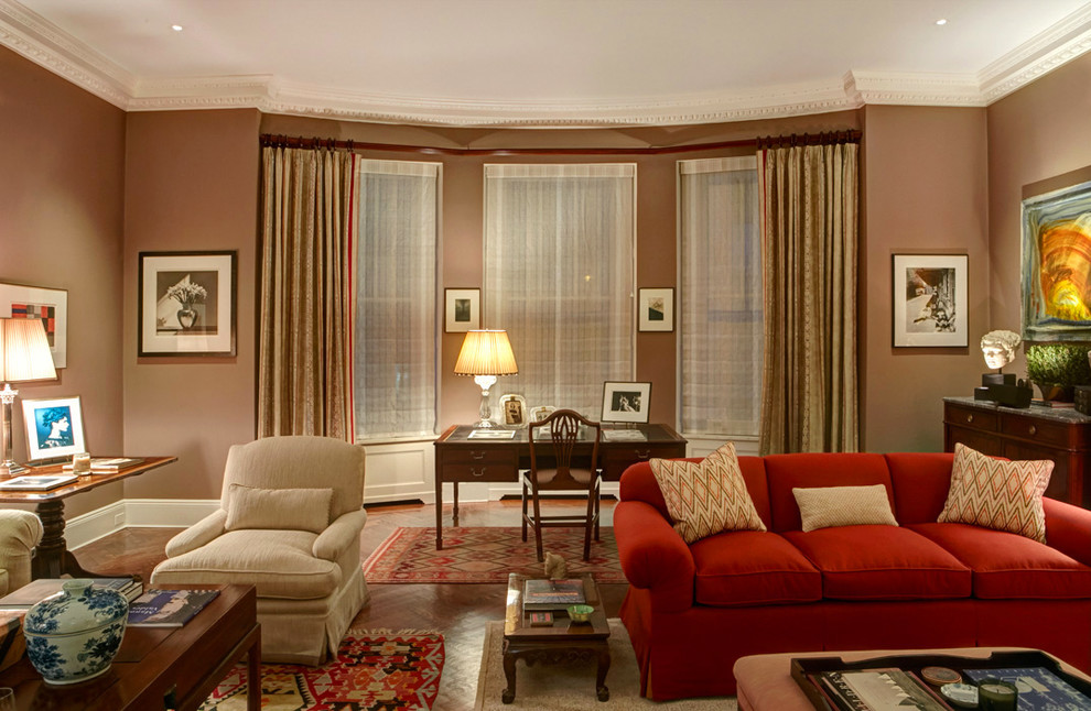 Großes, Repräsentatives, Abgetrenntes Klassisches Wohnzimmer mit beiger Wandfarbe, braunem Holzboden, Kamin und Kaminumrandung aus Stein in New York