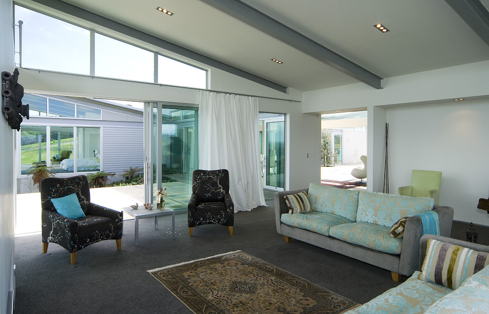 Modernes Wohnzimmer mit weißer Wandfarbe in Auckland