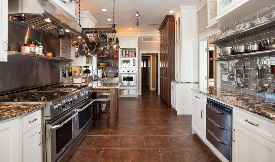 Mittelgroße Klassische Küche mit Porzellan-Bodenfliesen in Orange County