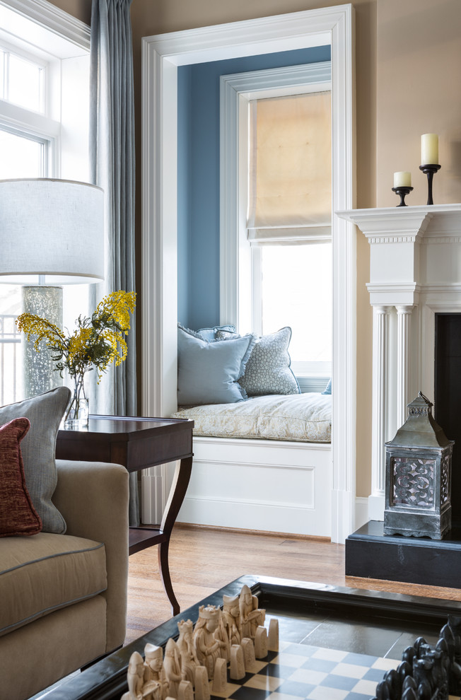 Klassisches Wohnzimmer mit beiger Wandfarbe und braunem Holzboden in Washington, D.C.
