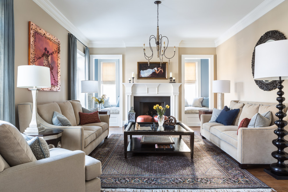 Repräsentatives, Fernseherloses Klassisches Wohnzimmer mit beiger Wandfarbe, braunem Holzboden und Kamin in Washington, D.C.