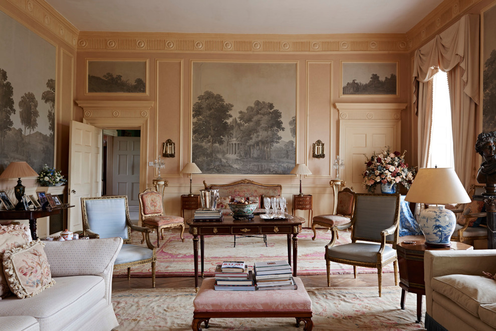 На фото: парадная, изолированная гостиная комната:: освещение в классическом стиле с розовыми стенами с