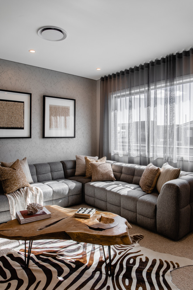 Cette image montre un salon design avec un mur gris, moquette, un sol beige et du papier peint.