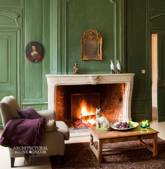 Aménagement d'un salon méditerranéen de taille moyenne et fermé avec une cheminée standard et un manteau de cheminée en pierre.