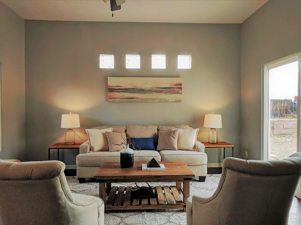 Источник вдохновения для домашнего уюта: маленькая открытая гостиная комната в стиле фьюжн с серыми стенами, темным паркетным полом и коричневым полом без камина, телевизора для на участке и в саду
