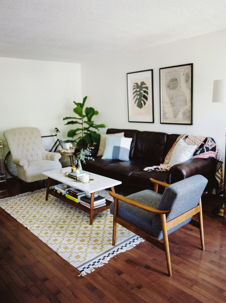 Foto de salón abierto retro de tamaño medio sin televisor con paredes blancas, suelo de madera oscura y suelo marrón