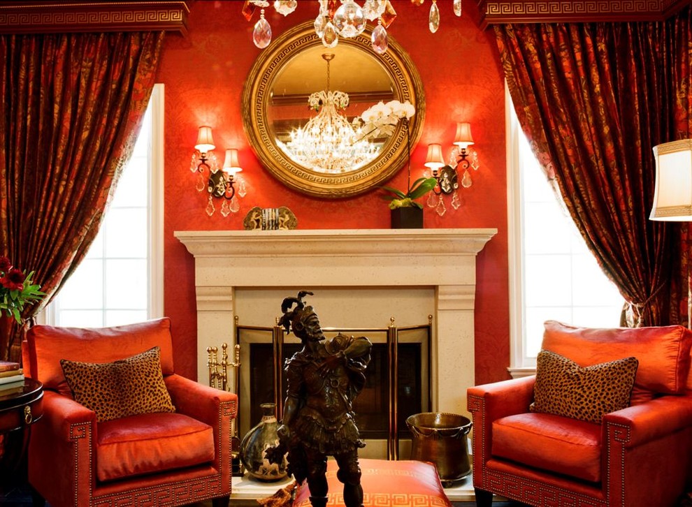 На фото: гостиная комната в классическом стиле с красными стенами и стандартным камином с